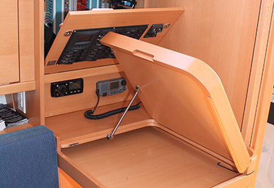 Delphia 31 Chart table